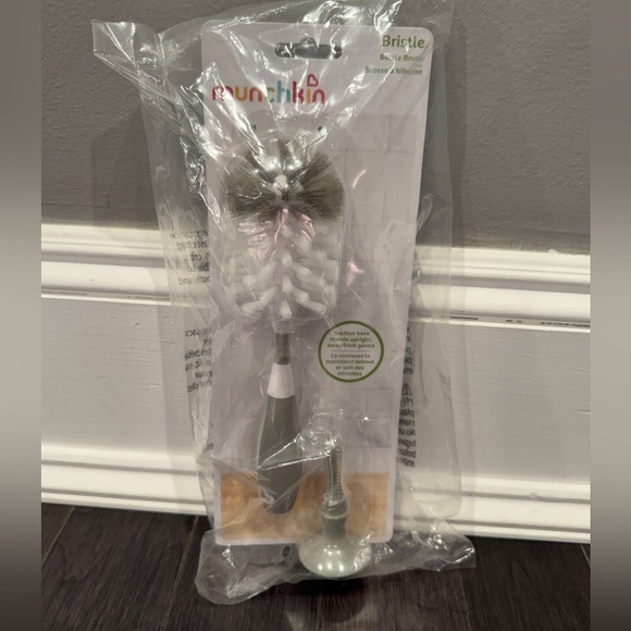 NWT Munchkin Gray and White Infant Baby Bottle Brush with Suction Base - Picture 1 of 3